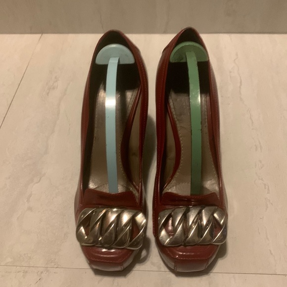 Kalliste Women's Red Classy Patent Front Buckle/Chain Pumps Size 9.5 - Picture 1 of 15